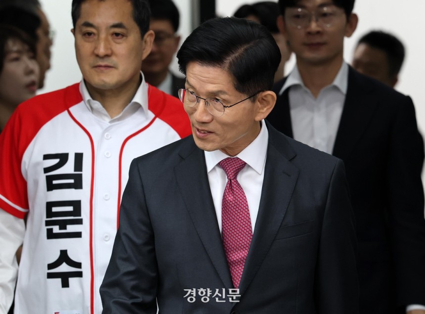 김문수 국민의힘 대선 후보가 27일 서울 여의도 중앙당사에서 ‘국토 판갈이 : 방방곡곡 핫플 KOREA - 새롭게 대한민국’ 공약을 발표하기 위해 입장하고 있다. 한수빈 기자