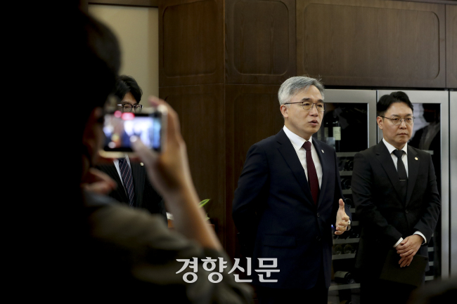 정철승 변호사가 2023년 5월1일 더불어민주당 전당대회 돈 봉투 의혹의 핵심 인물인 이정근 전 사무부총장의 법률대리인을 맡아 입장을 밝히고 있다. 문재원 기자
