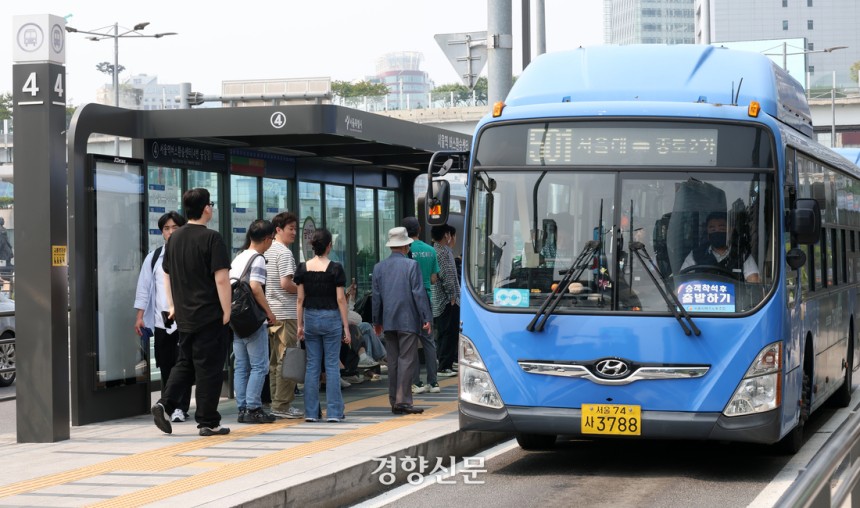 서울 시내버스 노동조합이 예고한 총파업을 하루 앞둔 지난 27일 서울역버스환승센터에서 시내버스가 오가고 있다. 권도현 기자