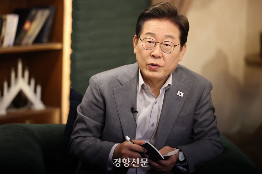 이재명 더불어민주당 대선 후보가 28일 서울 강남구 가로수길의 한 스튜디오에서 유튜브 라이브 방송을 하고 있다. 박민규 선임기자