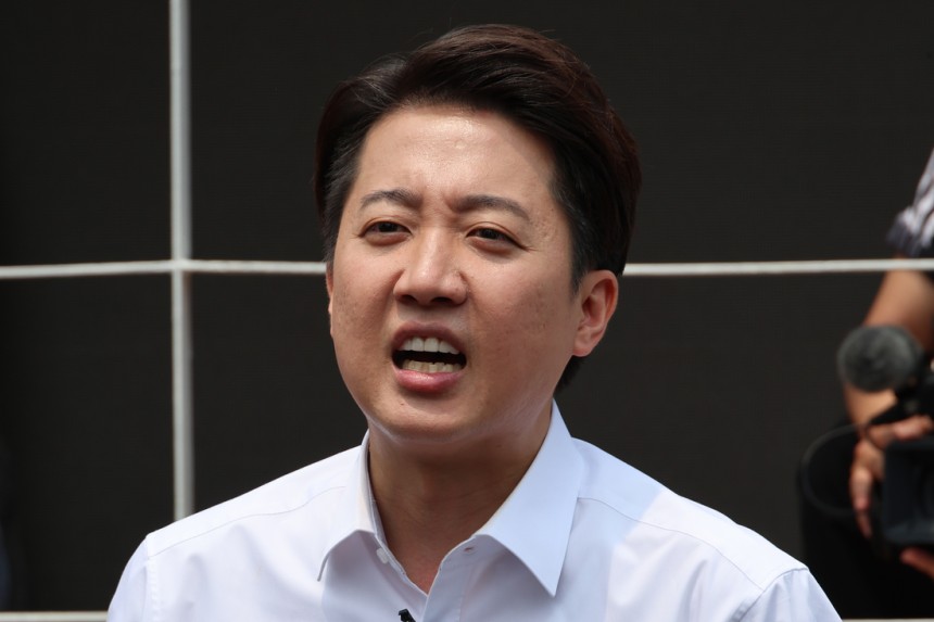 개혁신당 이준석 대선 후보가 사전투표를 하루 앞둔 28일 서울 여의도공원에서 유세를 마친 뒤 취재진의 질문에 답하고 있다. 연합뉴스
