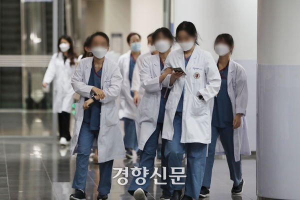 정부가 이달 중 수련병원에 복귀하는 인턴의 수련기간을 3개월 단축해주기로 결정했다. 사진은 지난해 서울의 한 대학 병원에서 이동 중인 의료진의 모습이다. 한수빈 기자