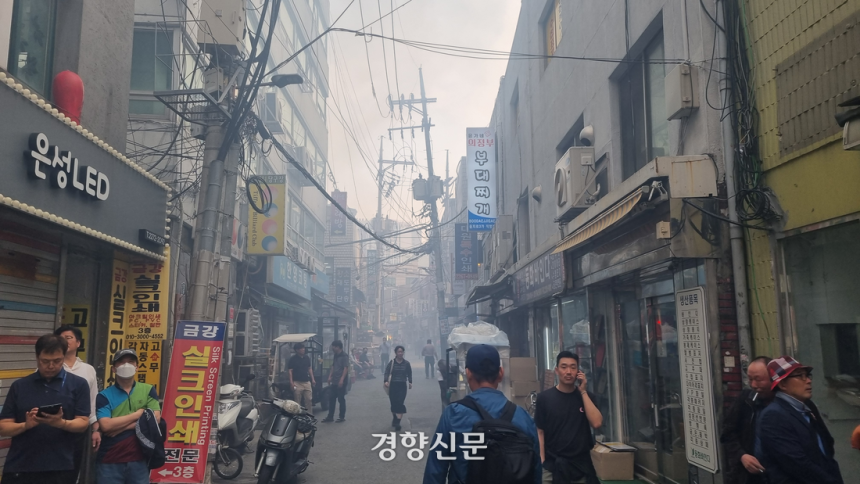 서울 중구 을지로의 세운대림상가 인근 골목이 28일 발생한 화재로 인해 검은 연기로 가득 차 있다. 강한들 기자