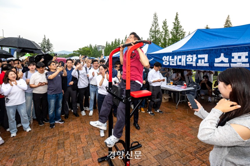 김문수 국민의힘 대선 후보가 28일 오후 경북 경산시 영남대학교 축제 부스에서 턱걸이를 하고 있다. 한수빈 기자