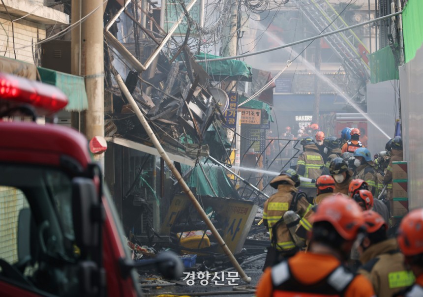 28일 서울 을지로 노후상가 건물에서 화재가 발생해 소방당국이 진화작업을 벌이고 있다.  권도현 기자