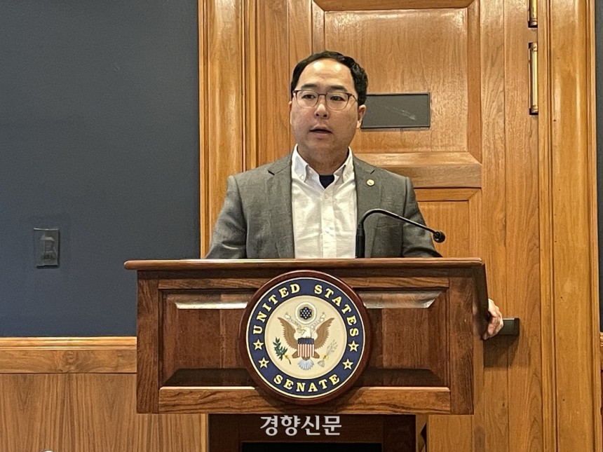 앤디 김 민주당 상원의원(뉴저지)이 28일(현지시간) 미국 워싱턴DC 연방 상원의원 회관에서 아시아 지역 언론 간담회를 열고 있다. 워싱턴/김유진특파원