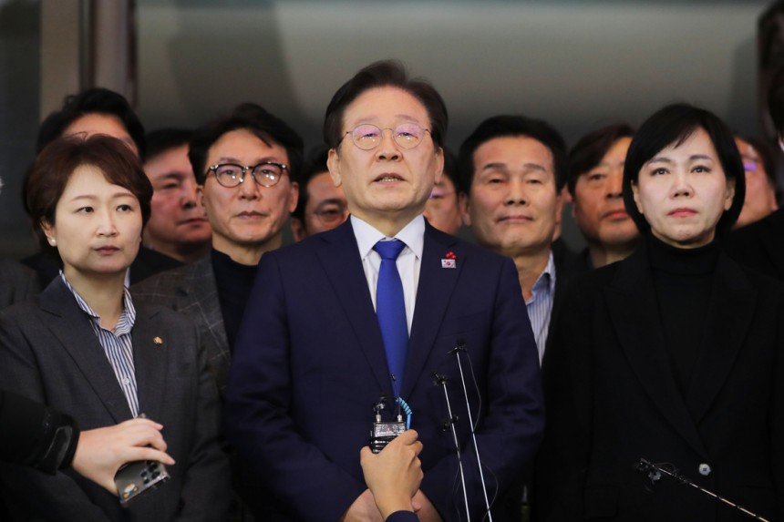 이재명 더불어민주당 대선 후보가 2024년 12월4일 계엄 해제 요구 결의안 가결 후 입장을 밝히고 있다. 한수빈 기자