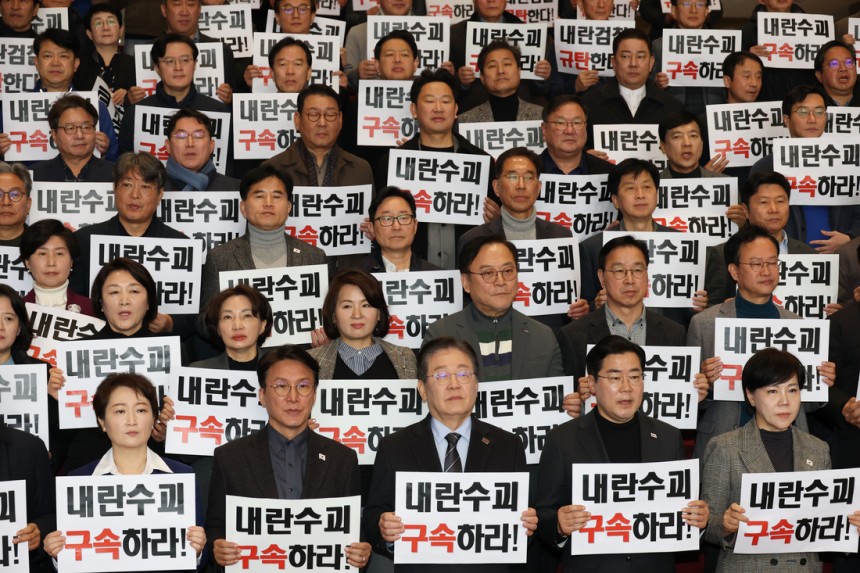 이재명 더불어민주당 대선 후보(첫 줄 가운데)가 윤 전 대통령 석방 직후인 3월9일 국회에서 비상 의원총회를 마친 뒤 즉시항고를 포기한 검찰을 규탄하고 있다. 한수빈 기자