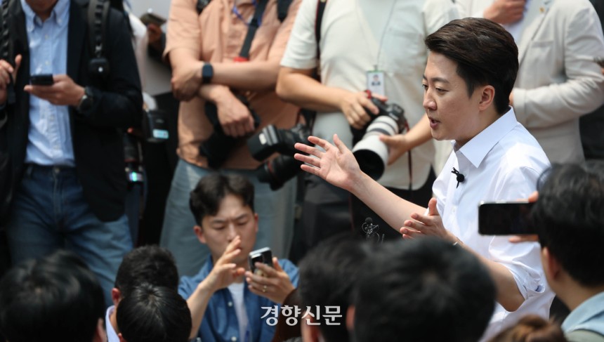 이준석 개혁신당 대선 후보가 사전투표를 하루 앞둔 28일 서울 여의도공원에서 유세를 마친 뒤 취재진 질문에 답하고 있다. 성동훈 기자