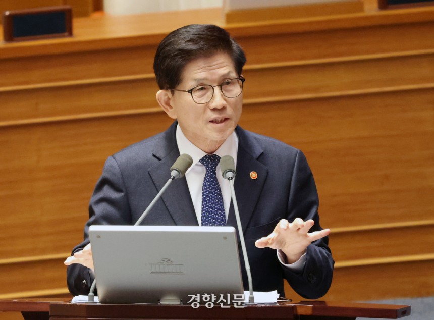 김문수 당시 고용노동부 장관이 지난 2월14일 국회 본회의 교육·사회·문화 분야 대정부질문에서 임이자 국민의힘 의원의 질의에 답하고 있다. 박민규 선임기자