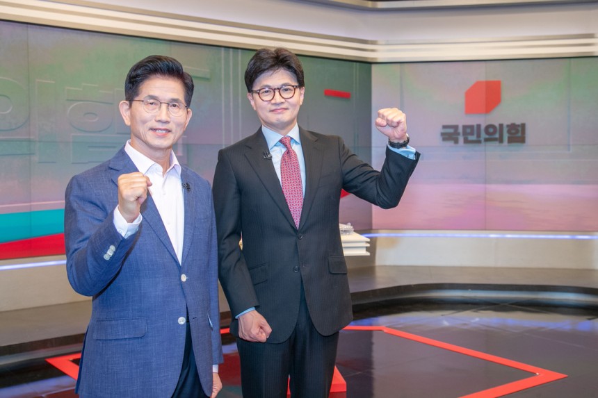 국민의힘 대선 경선 결선투표에 진출한 김문수(왼쪽), 한동훈 후보가 지난달 30일 서울 중구 TV조선에서 결승 토론에 앞서 기념 촬영을 하고 있다. 국회사진기자단