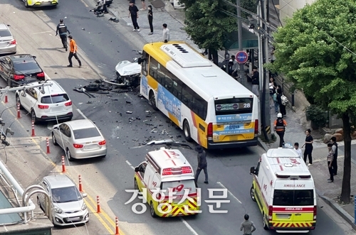 29일 광주 남구 백운동 한 도로에서 연쇄 차량 충돌이 발생했다. 연합뉴스.