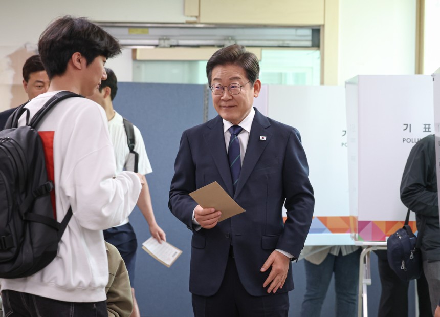 6·3 대선에 출마한 이재명 더불어민주당 후보가 29일 서울 서대문구 구 신촌동주민센터 사전투표소에서 청년들과 함께 사전투표를 하고 있다. 더불어민주당 제공