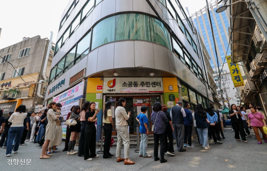 점심시간 쪼개서 대통령 뽑으러 왔습니다 제21대 대통령 선거 사전투표 첫날인 29일 점심시간을 이용해 투표하려는 시민들이 서울 중구 소공동주민센터 앞에서 줄지어 서 순서를 기다리고 있다. 이준헌 기자 heon@kyu