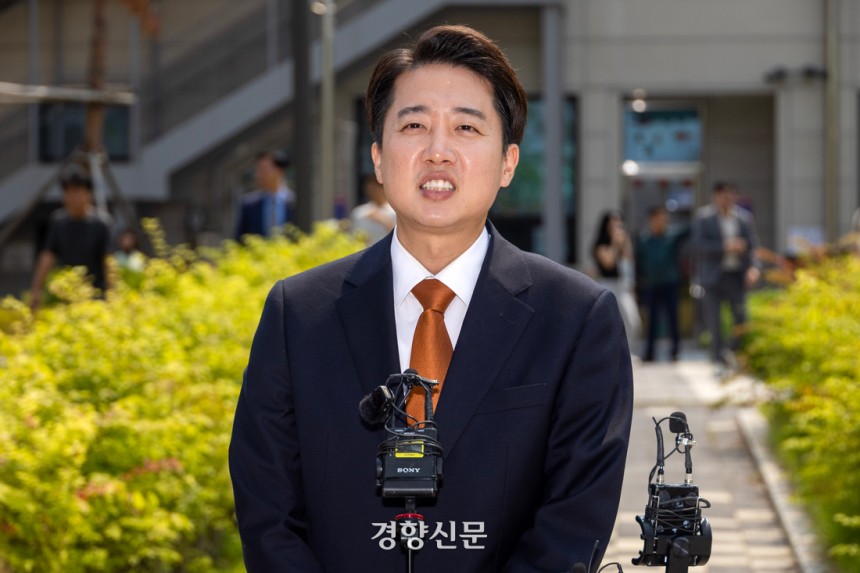 이준석 개혁신당 대선 후보가 지난 29일 오전 경기 화성시 동탄9동 행정복지센터에 마련된 사전투표소에서 투표를 마친 후 백브리핑을 하고 있다. 성동훈 기자