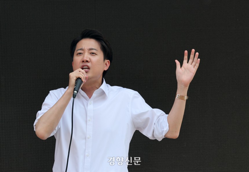 이준석 개혁신당 대선 후보가 30일 서울 동작구 중앙대 후문 앞에서 학생들과 시민들에게 지지를 호소하고 있다. 정지윤 선임기자