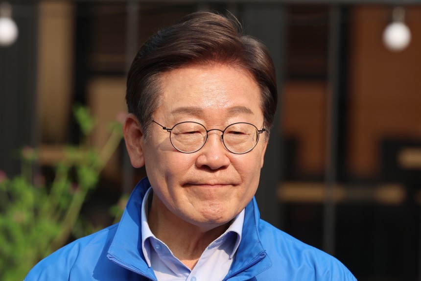 이재명 더불어민주당 대선 후보가 30일 강원 원주시 반곡동 원주행복마당에서 유세를 마친 뒤 취재진의 질문을 받고 있다. 연합뉴스