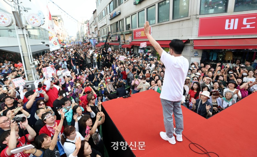 김문수 국민의힘 대선후보가 30일 오후 강원 원주시 문화의거리에서 열린 유세현장에서 시민들과 인사를 나누고 있다. 한수빈 기자
