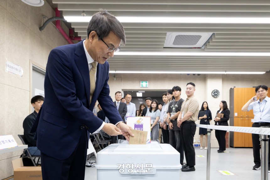 제21대 대통령 선거 사전투표를 하루 앞둔 28일 노태악 중앙선거관리위원장이 서울 광진구 중곡3동 주민센터에 마련된 사전투표소에서 사전투표 모의체험을 하고 있다. 정효진 기자