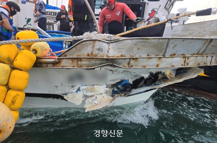 1일 여수해양경찰에 따르면 지난달 31일 오후 5시19분쯤 여수시 소경도 남서쪽 2.9㎞ 해상에서 9.7t급 낚시어선과 3.8t급 어선이 충돌해 8명이 다쳤다. 사고로 구멍이 난 어선. 여수해경 제공.