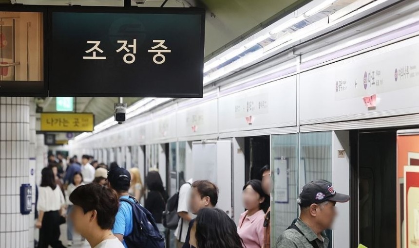 지난 5월 31일 오전 8시 47분께 서울 지하철 5호선 여의나루역∼마포역 사이 지하철에서 방화 추정 화재가 발생해 5호선 운행이 일시 중단됐다. 연합뉴스