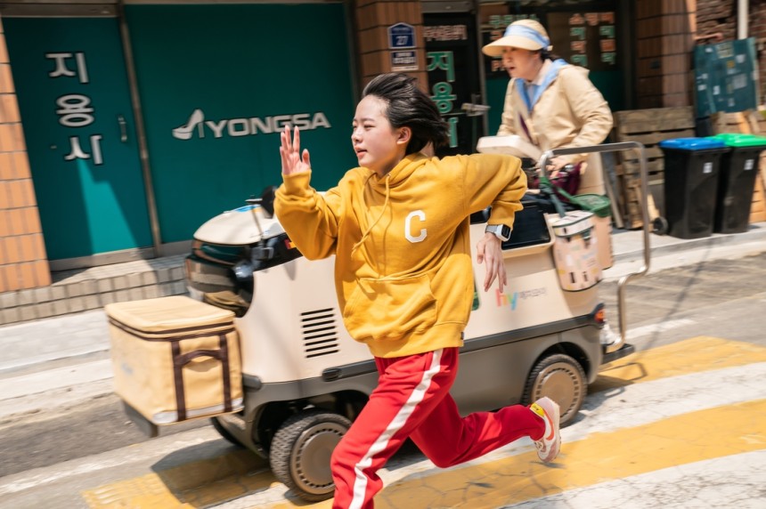 &lt;하이파이브&gt;의 ‘완서’(이재인)은 심장을 이식받은 뒤 빠른 스피드와 괴력을 얻게 된다. 영화 속 요구르트 후레시 매니저 ‘선녀’(라미란)이 탄 전동 카트보다도 완서가 빠르게 달리고 있다. NEW 제공