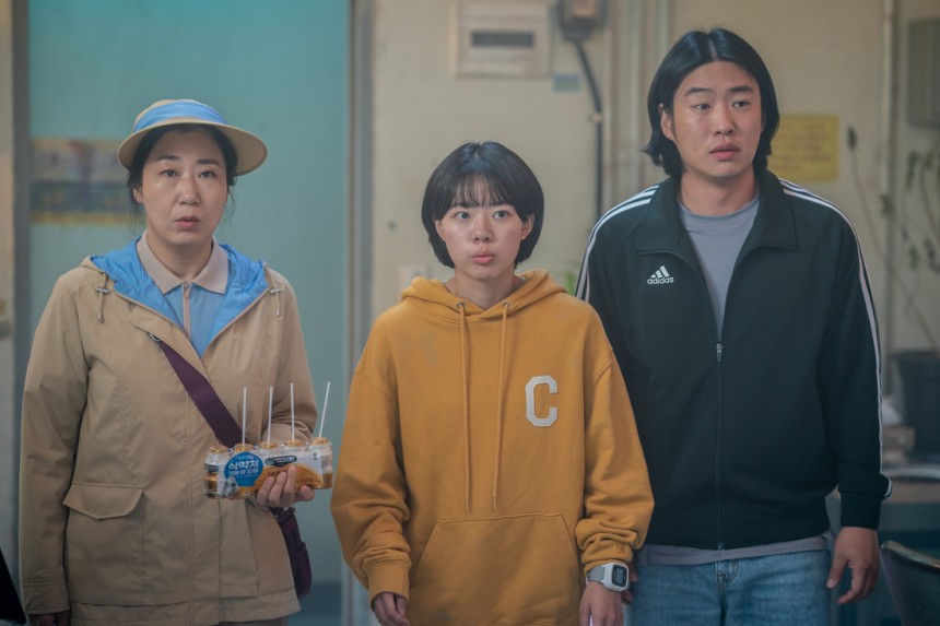 장기이식으로 각기 다른 초능력을 얻게 된 &lt;하이파이브&gt; 인물들. (왼쪽부터) ‘선녀’(라미란), ‘완서’(이재인), ‘지성’(안재홍)이 한 곳을 바라보고 있다. NEW 제공