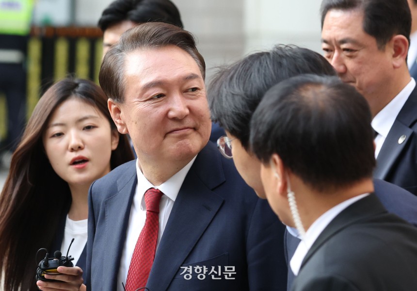 윤석열 전 대통령이 지난달 26일 서울 서초구 중앙지방법원에서 열린 내란 우두머리 혐의, 직권남용 권리행사방해 혐의 사건 5차 공판을 마친 후 법원을 나서며 지지자들을 향해 바라보고 있다. 사진공동취재단