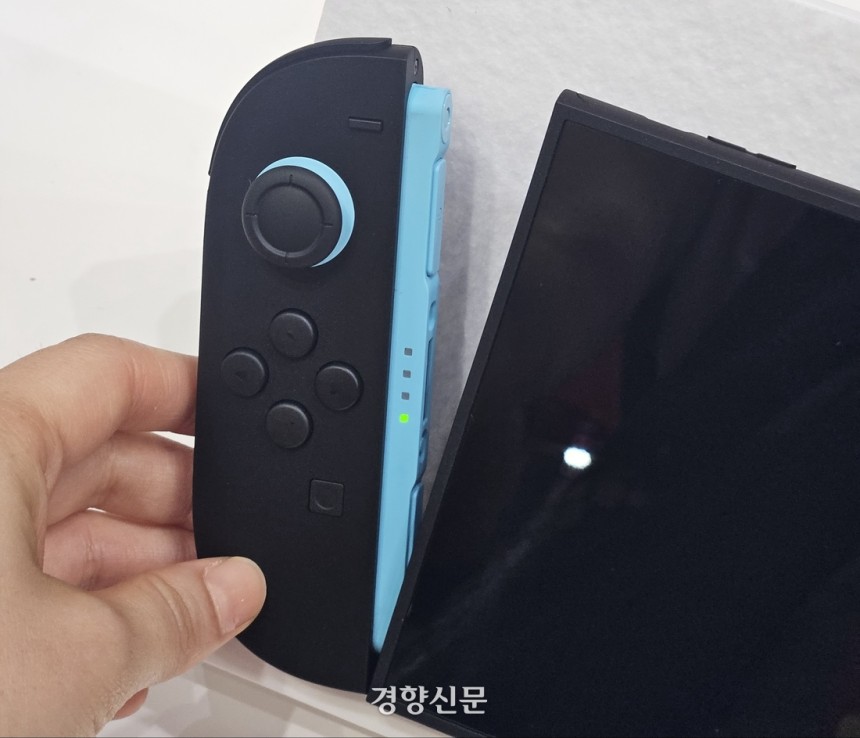 스위치 2의 특징 중 하나는 화면 양쪽에 달린 컨트롤러다. 전작이 위아래로 뽑아 쓰는 슬라이드식이었다면 이번에는 아예 분리가 된다. 최민지 기자