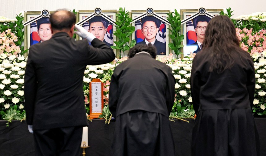 영정에 바친 거수경례 경북 포항시 해군 항공사령부 강당에서 열린 ‘해군 P-3CK 917호기 순직자 영결식’에서 유족이 헌화하고 있다. 연합뉴스