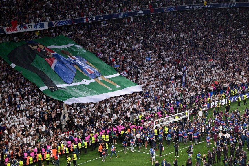 파리 생제르맹 팬들이 1일 독일 뮌헨 알리안츠 아레나에서 열린 2024~2025 유럽축구연맹(UEFA) 챔피언스리그 결승에서 인터 밀란(이탈리아)을 꺾고 우승한 뒤 루이스 엔리케 감독과 딸 자나를 그린 플래카드를 펼
