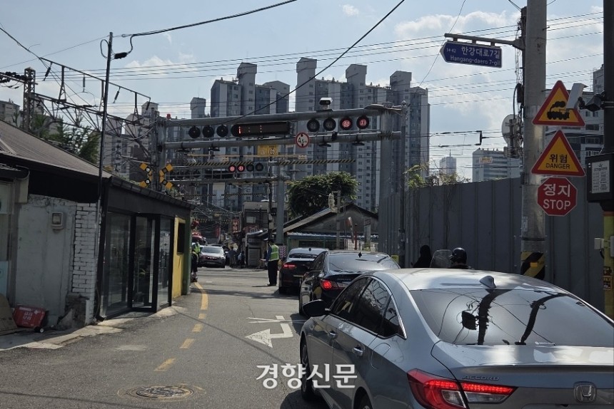 ‘땡땡거리’로 불리는 서울 용산구 ‘백빈 건널목’. 최미랑 기자