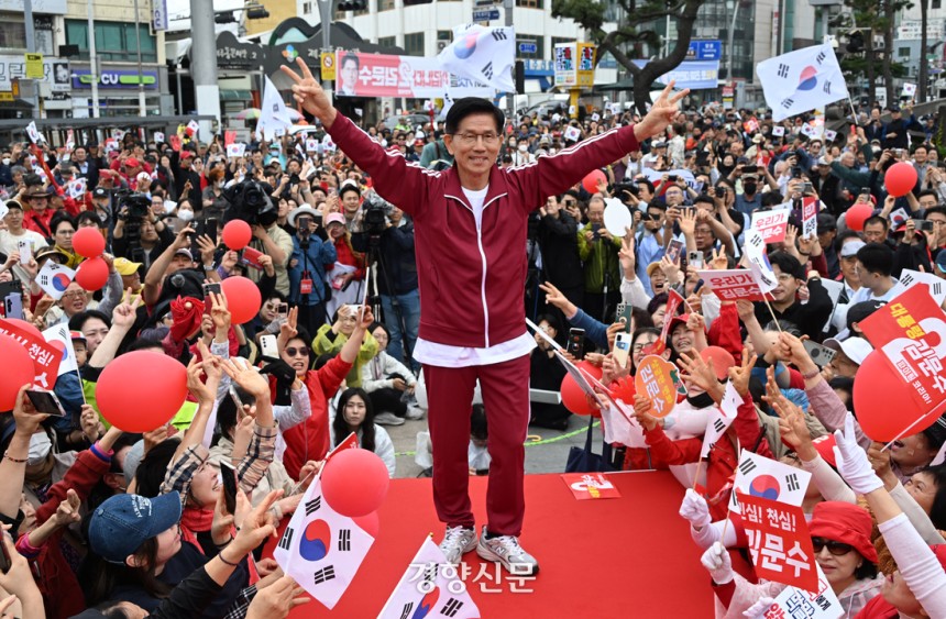 김문수 국민의힘 대선후보가 2일 제주 동문시장을 방문해 선거유세를 하고 있다. 한수빈 기자