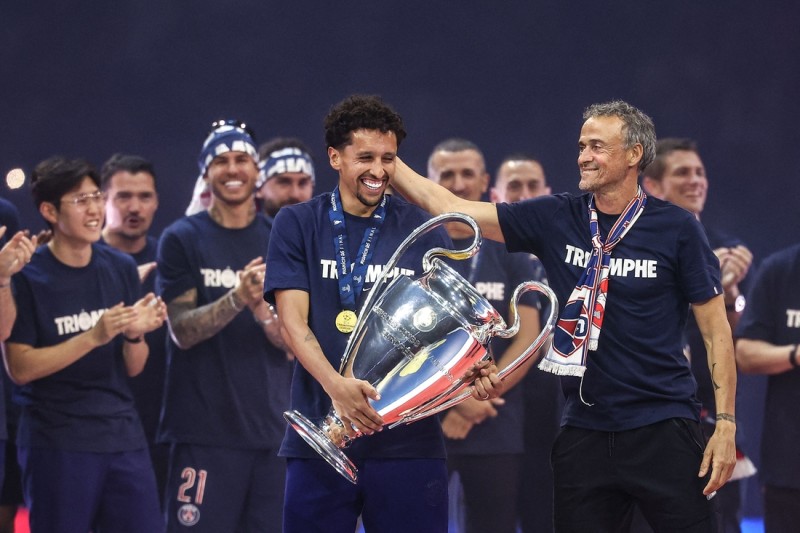 ‘<b>이적설</b>’ <b>이강인</b>도 안경 쓰고 참석···‘유럽 챔피언’ PSG, 파리 시...
