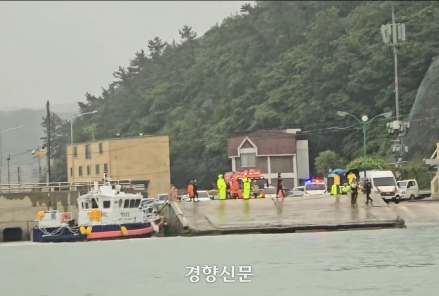 2일 목포해경이 전남 진도군 진도항 인근 해상에서 추락한 차량을 수색하고 있다. 목포해경 제공.