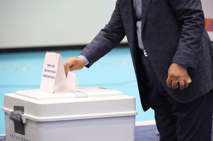 제21대 대통령 선거일인 3일 대구 수성구 대구여고 체육관에 마련된 범어1동 제2투표소에서 투표가 이뤄지고 있다. 연합뉴스