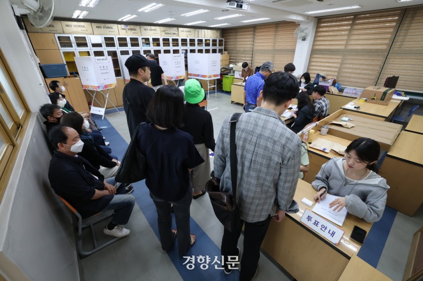 21대 대통령 선거일인 3일 서울 영등포구 여의도중학교에 마련된 여의동제4투표소를 찾은 유권자들이 투표하기 위해 줄을 서고 있다. 권도현 기자