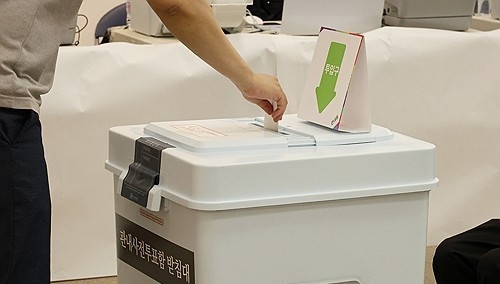 21대 대통령 선거일인 3일 서울 양천구 목5동주민센터에 마련된 목5동 제1투표소를 찾은 시민들이 투표하고 있다. 정효진 기자
