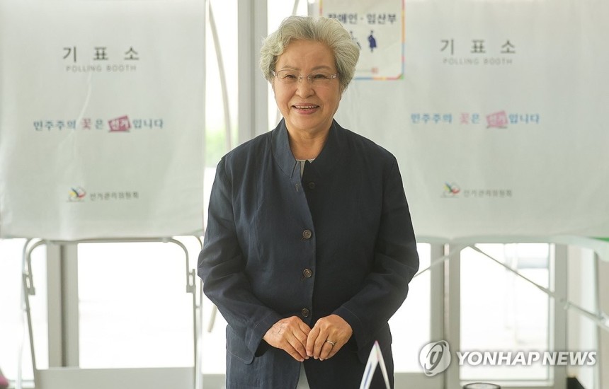 고 노무현 전 대통령의 부인 권양숙 여사가 제21대 대통령 선거일인 3일 오전 경남 김해시 진영읍 본산리 봉하마을 인근 한빛도서관 공연장에 마련된 투표소에서 투표하고 미소 짓고 있다. 연합뉴스