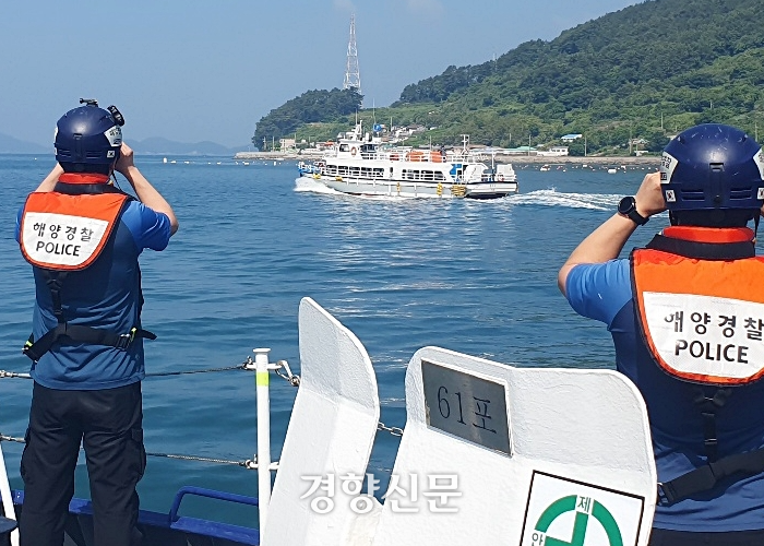 3일 통영해경이 한산면 용초도 섬지역 주민들이 배를 타고 투표소로 안전하게 이동하는 살펴보고 있다.  통영해경 제공