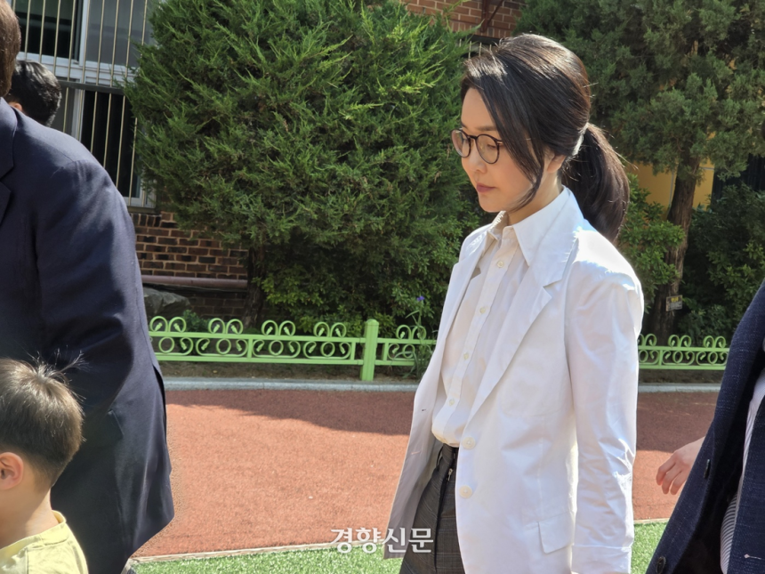 김건희 여사가 윤 전 대통령과 함께 3일 서울 서초구 원명초등학교에 있는 대통령 선거 투표소에 들어가고 있다. 우혜림 기자