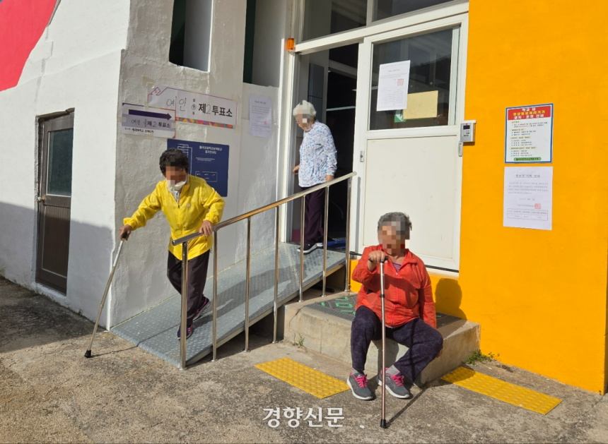 제21대 대통령선거 투표 날인 3일 오전 경북 안동시 예안면 월곡초등학교 삼계분교장에 마련된 ‘예안면 제2투표소’에서 유권자들이 투표를 마치고 나오고 있다. 이 학교는 이재명 더불어민주당 대선 후보의 모교다. 김현수