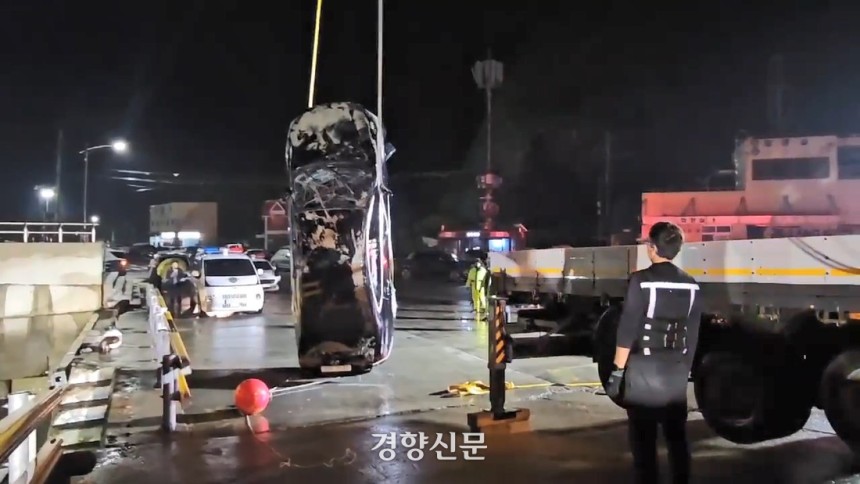 지난 2일 전남 진도군 진도항에서 바다에 빠진 승용차가 인양되고 있다. 이 승용차에서는 40대 어머니와 고교생 형제 등 3명이 숨진채 발견됐다. 경찰은 사고이후 도주한 아버지를 긴급 체포했다. 목포해경 제공
