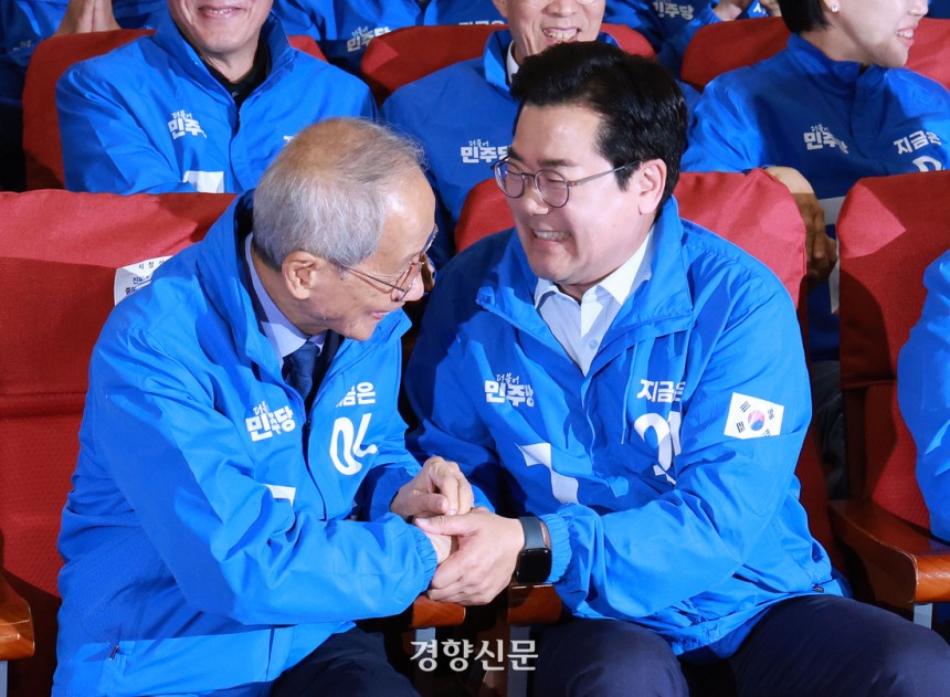 윤여준·박찬대 더불어민주당 상임총괄선대위원장을 비롯한 선대위 관계자들이 3일 국회의원회관 개표상황실에서 제21대 대통령선거 지상파 출구조사 결과에서 이재명 후보가 51.7%로 앞서는 것으로 발표되자 환호하고 있다. 