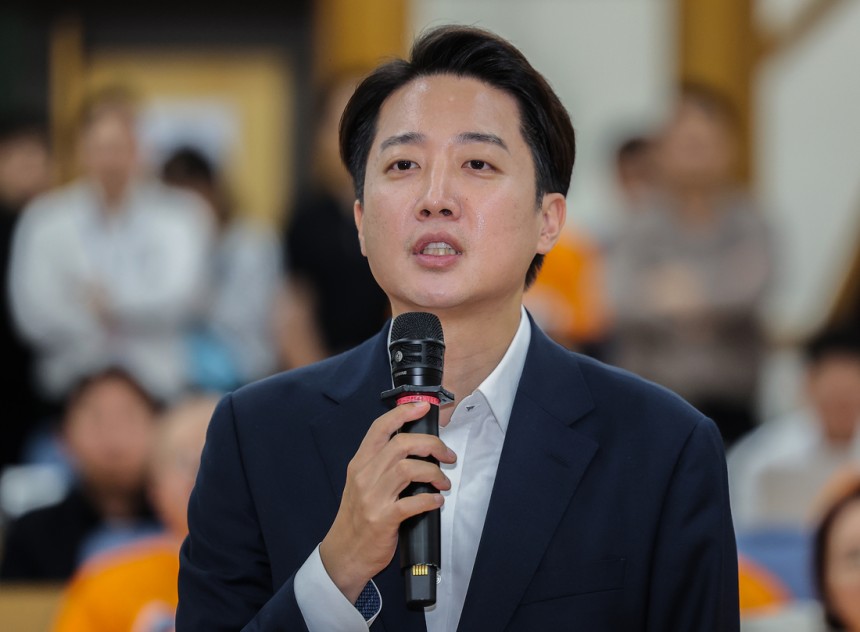 개혁신당 이준석 대선 후보가 3일 방송 3사 출구조사 발표를 확인한 뒤 서울 국회 여의도 의원회관에 마련된 당 개표상황실에 도착해 소감을 밝히고 있다. 연합뉴스