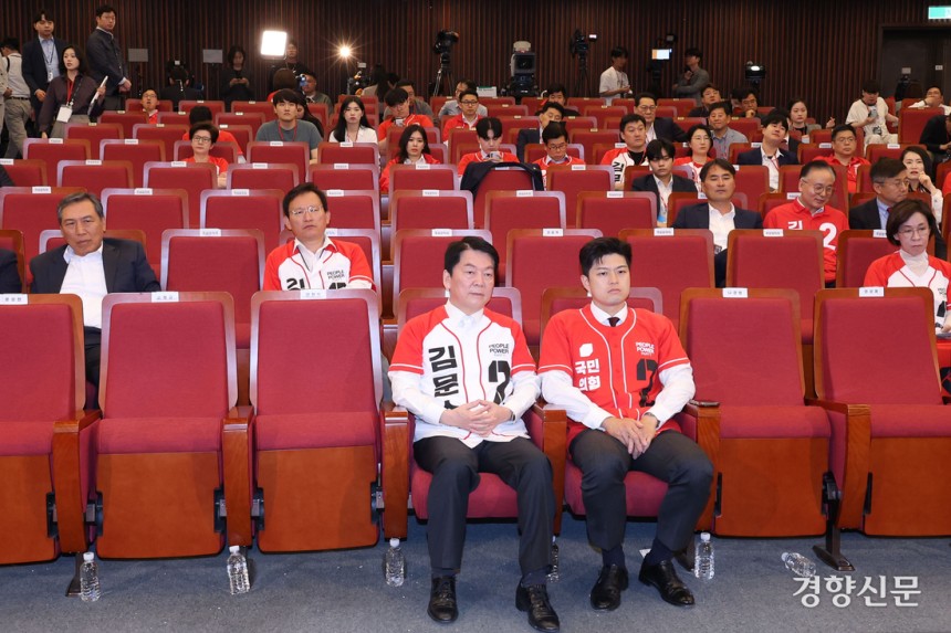김용태 (앞줄 오른쪽) 국민의힘 비상대책위원장과 안철수 공동선대위원장이  9일 서울 여의도 국회 도서관에 마련된 국민의힘 개표 상황실에서 제21대 대통령 선거 지상파 방송3사 출구조사 결과를 지켜 본 뒤 자리를 지키