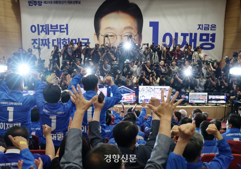 [속보]<b>이재명</b> “국민들의 위대한 결정에 경의”···자택 나와 여의도...