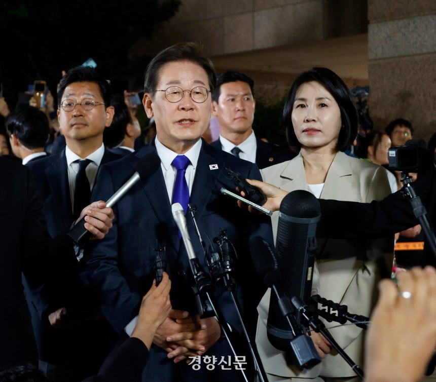 이재명 더불어민주당 대선 후보가 제21대 대통령 당선이 확실시된 3일 밤 인천 계양구 자택을 나서며 취재진에 소감을 밝히고 있다. 문재원 기자