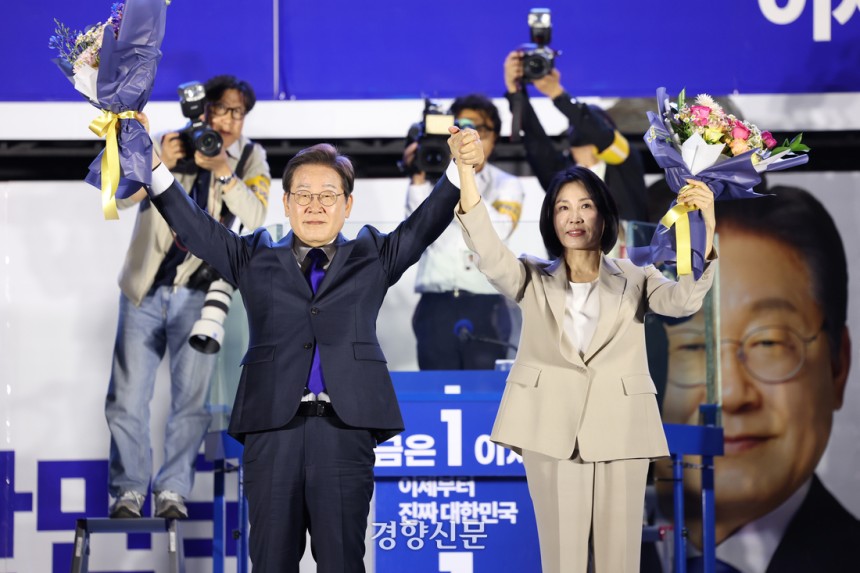 제21대 대통령 선거에서 당선이 확실시된 이재명 더불어민주당 후보가 4일 서울 여의도 국회 앞에서 지지자들을 향해 인사하고 있다. 박민규 선임기자
