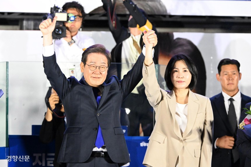 승리 이재명 21대 대통령 당선인이 4일 부인 김혜경 여사와 서울 여의도 국회 앞에서 더불어민주당 주최로 열린 국민개표방송 행사 무대에 올라 시민들의 환호에 답하고 있다. 박민규 선임기자